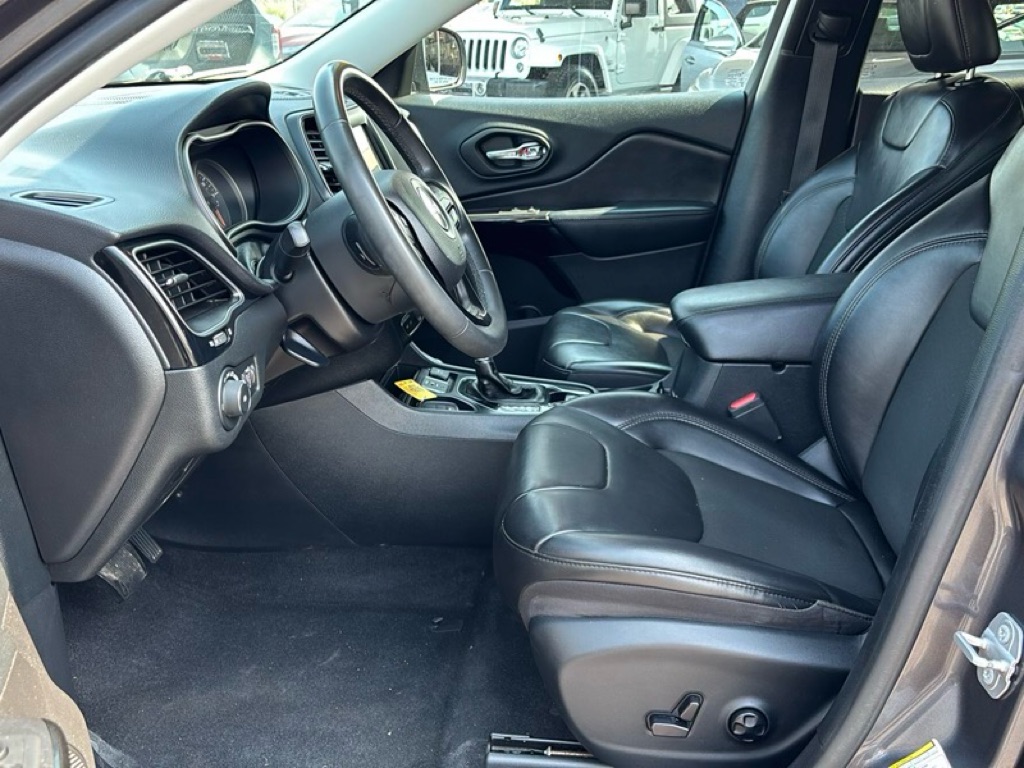 Photo 9 of this JEEP CHEROKEE