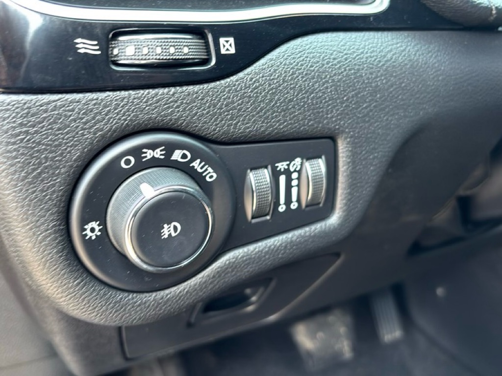 Photo 11 of this JEEP CHEROKEE