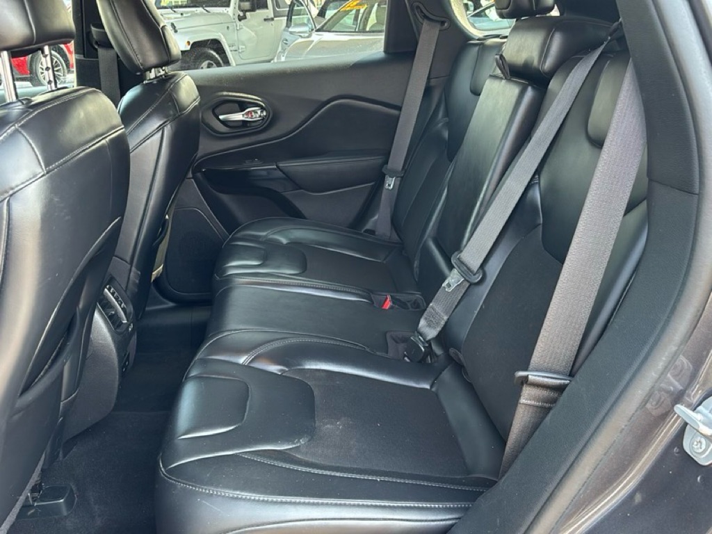 Photo 19 of this JEEP CHEROKEE