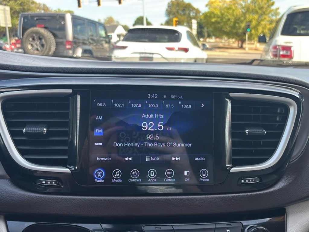 Photo 15 of this CHRYSLER PACIFICA
