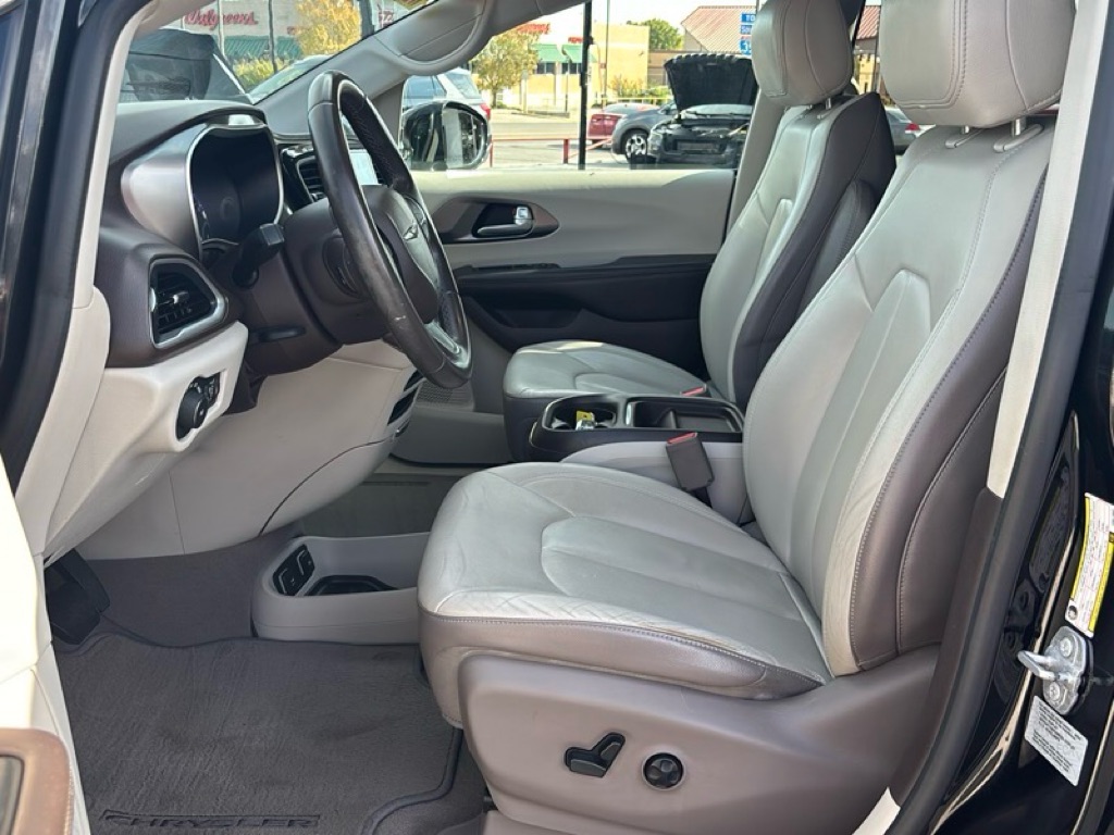 Photo 9 of this CHRYSLER PACIFICA