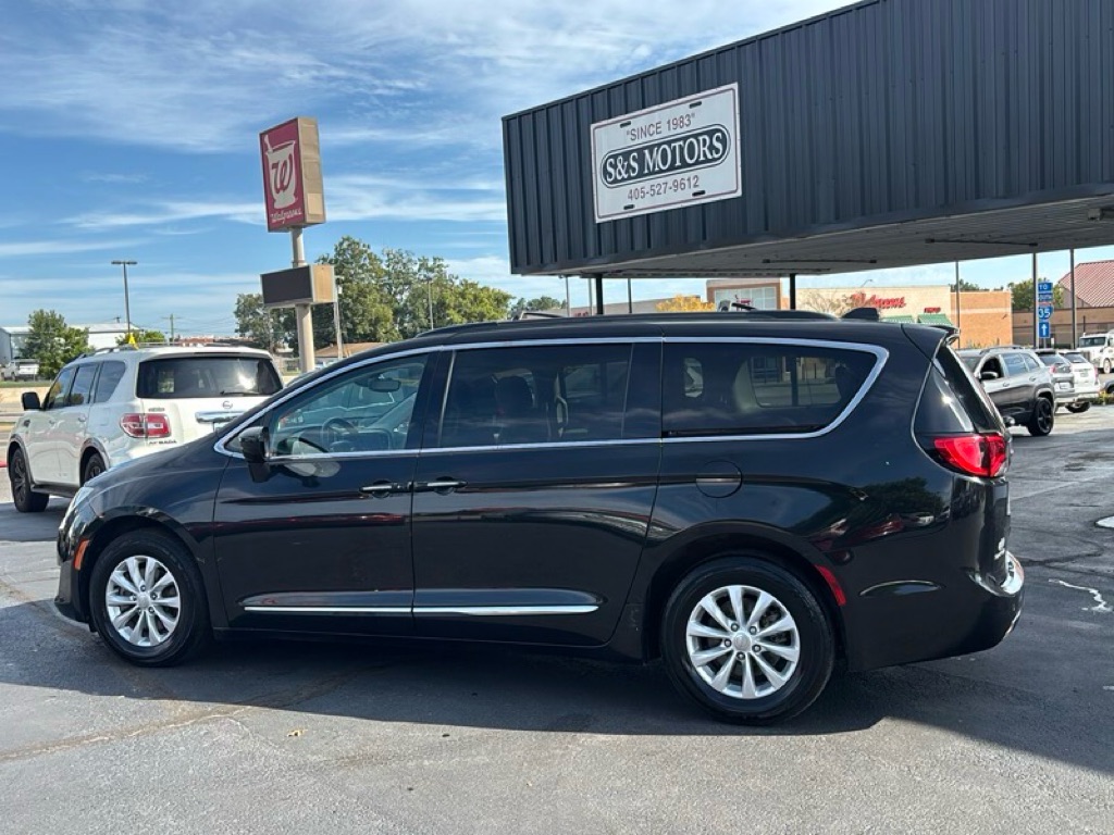 Photo 3 of this CHRYSLER PACIFICA