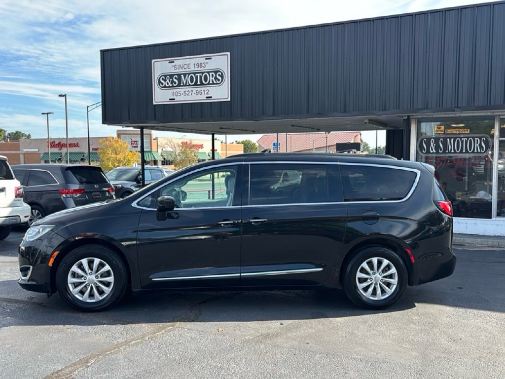 Photo 2 of this CHRYSLER PACIFICA