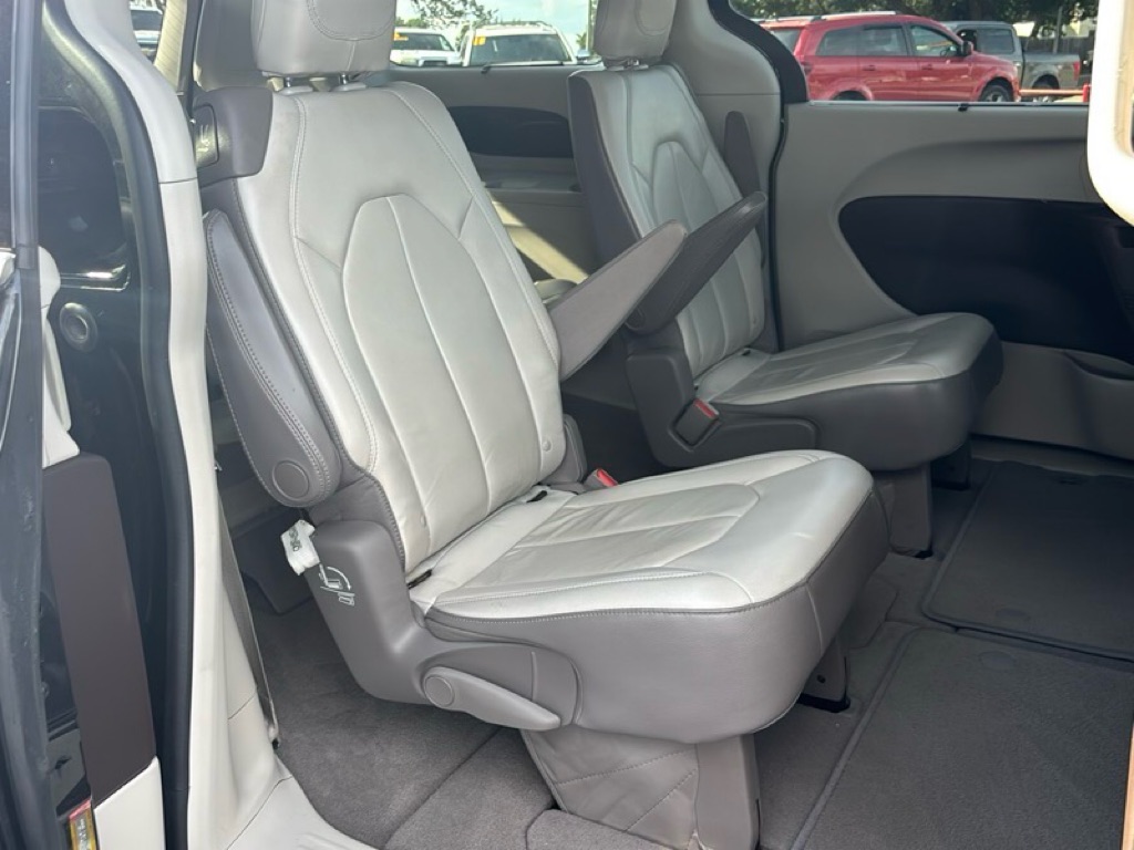 Photo 21 of this CHRYSLER PACIFICA