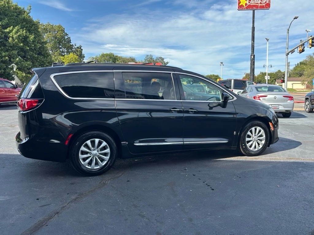 Photo 5 of this CHRYSLER PACIFICA