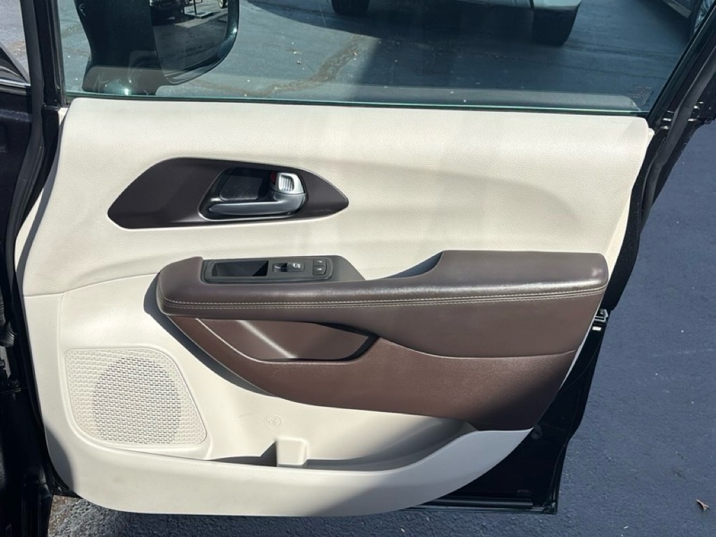 Photo 23 of this CHRYSLER PACIFICA