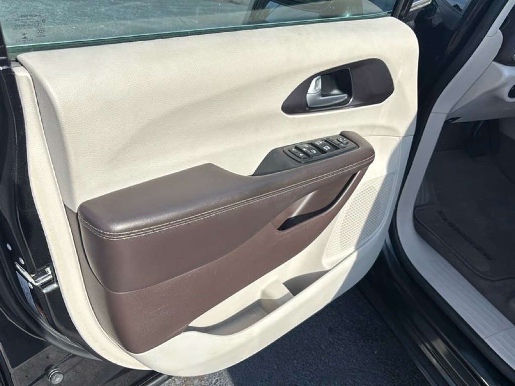 Photo 18 of this CHRYSLER PACIFICA