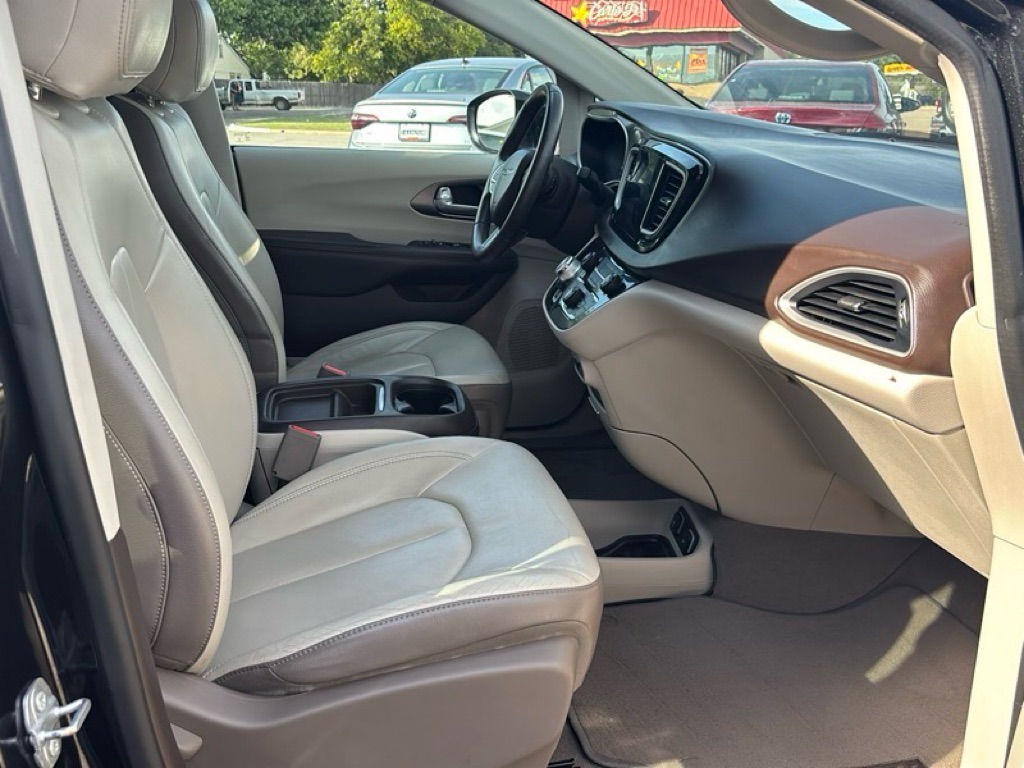 Photo 22 of this CHRYSLER PACIFICA