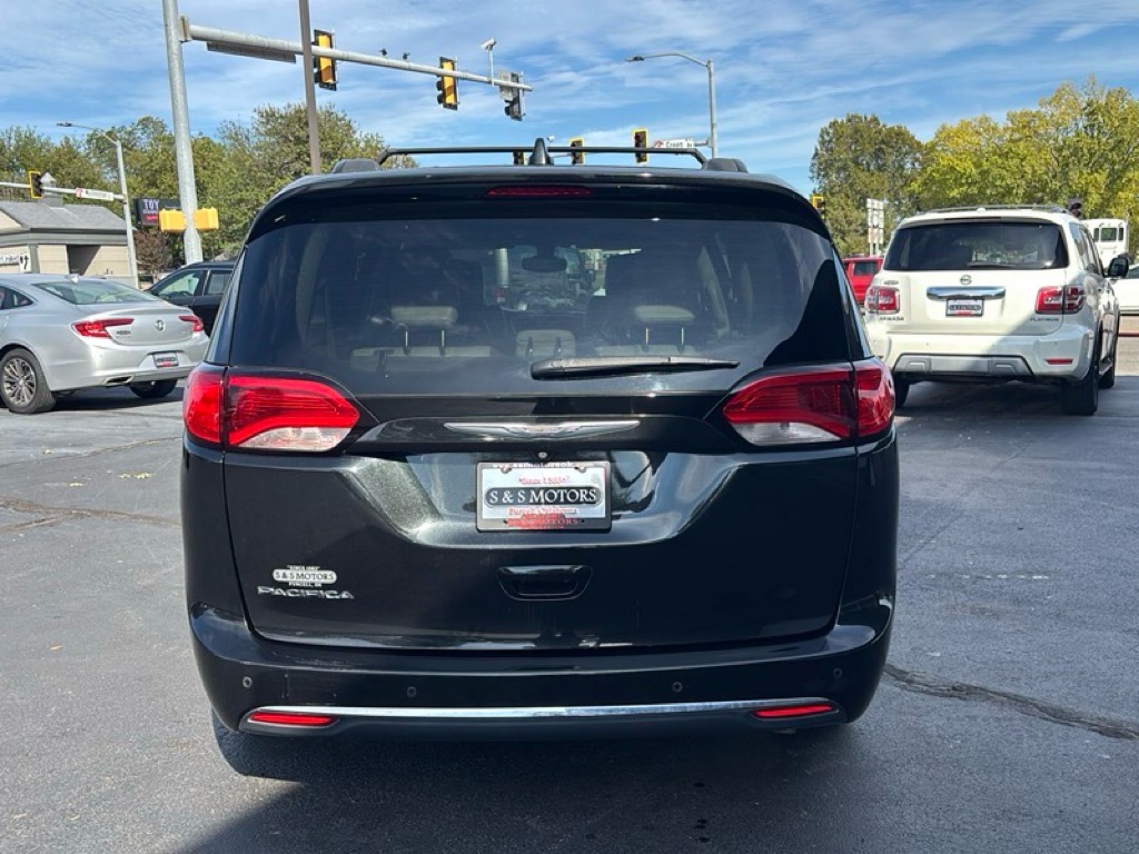 Photo 4 of this CHRYSLER PACIFICA