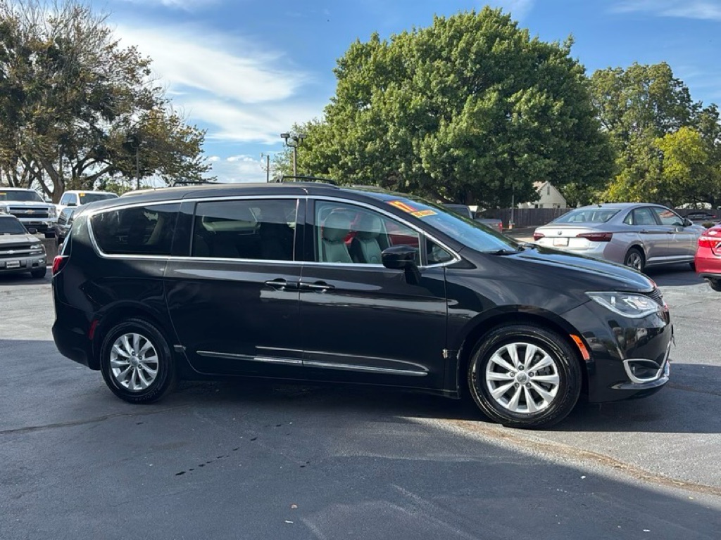 Photo 7 of this CHRYSLER PACIFICA