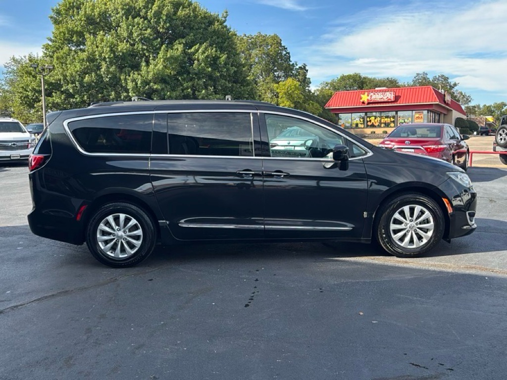 Photo 6 of this CHRYSLER PACIFICA