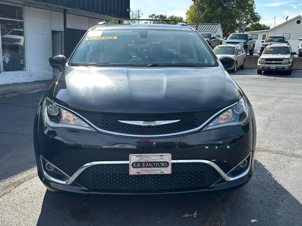 Photo 8 of this CHRYSLER PACIFICA
