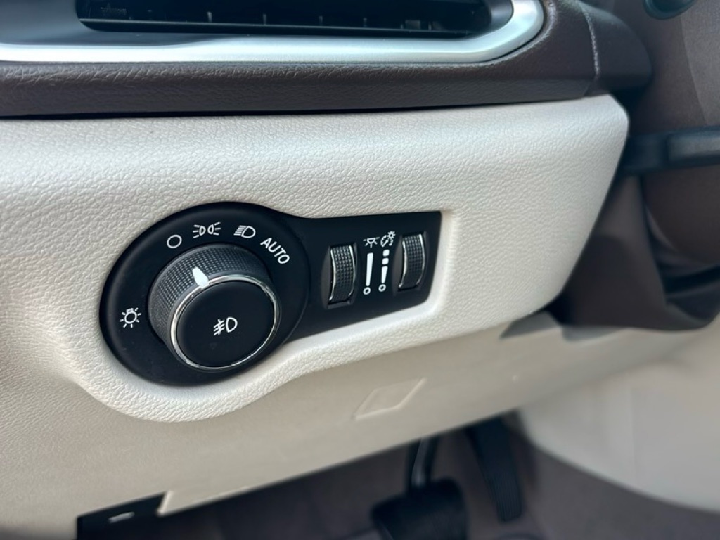 Photo 11 of this CHRYSLER PACIFICA