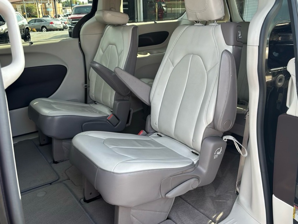 Photo 19 of this CHRYSLER PACIFICA