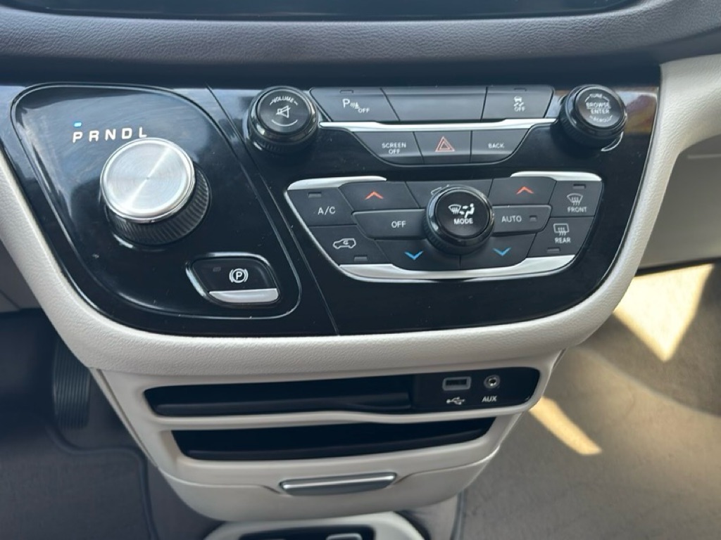 Photo 16 of this CHRYSLER PACIFICA
