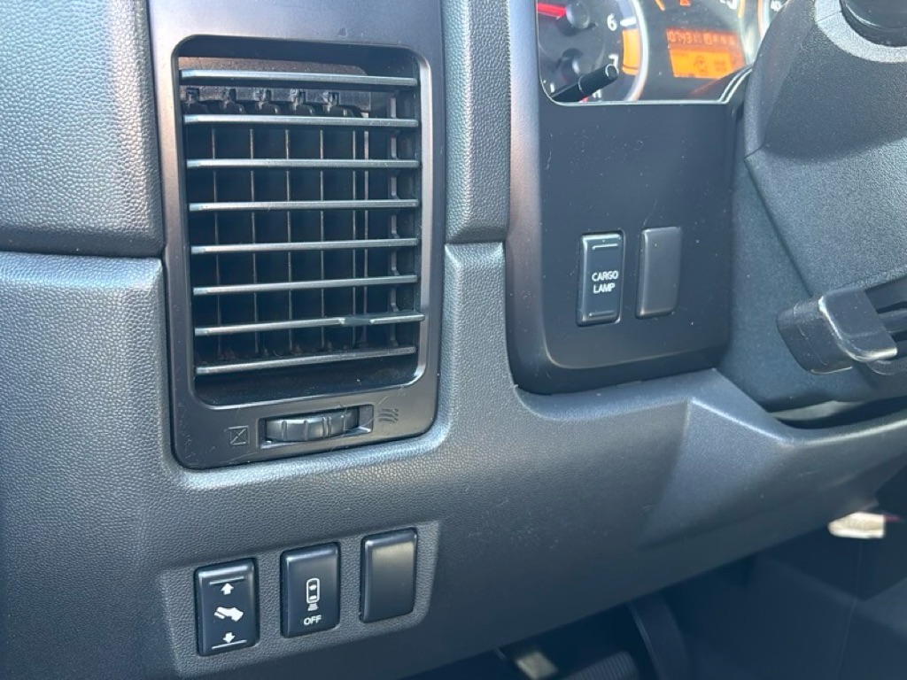 Photo 11 of this NISSAN TITAN