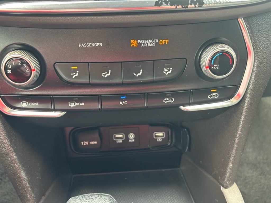 Photo 15 of this HYUNDAI SANTA FE