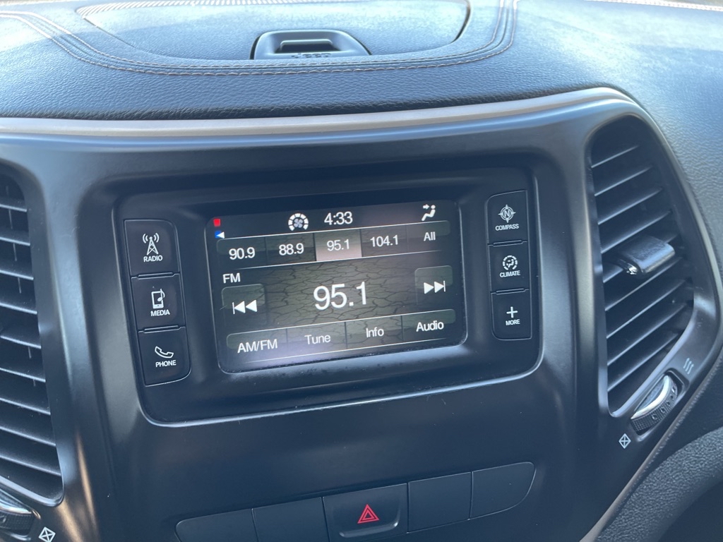Photo 15 of this JEEP CHEROKEE
