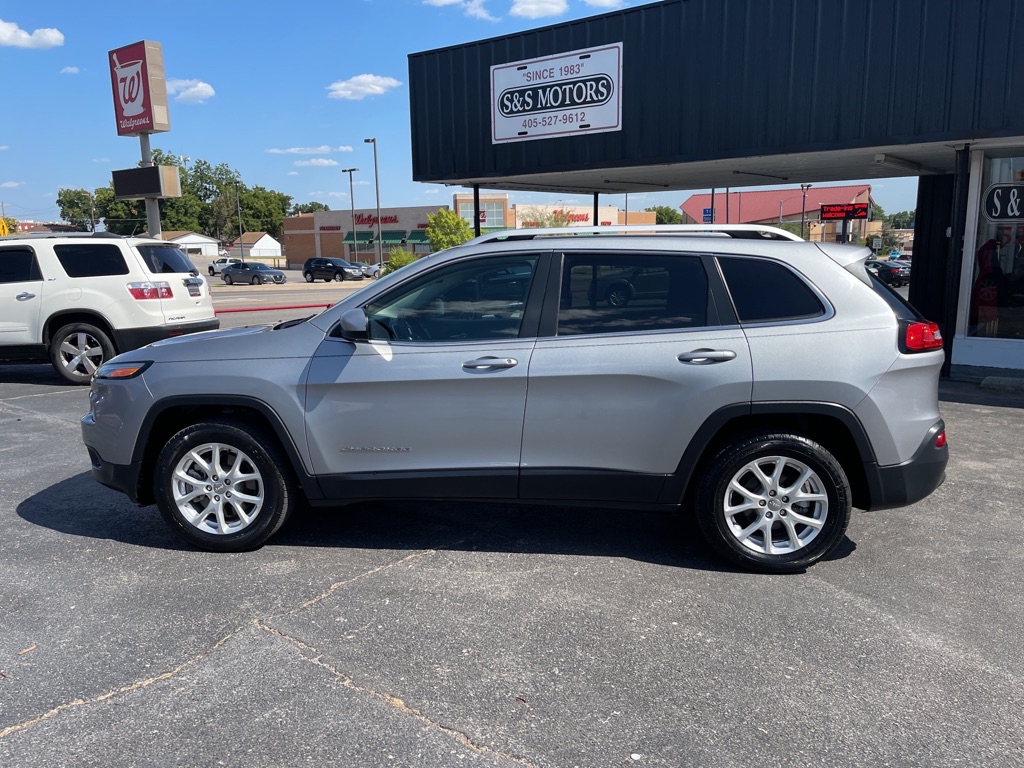Photo 2 of this JEEP CHEROKEE