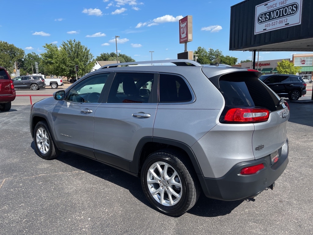 Photo 3 of this JEEP CHEROKEE