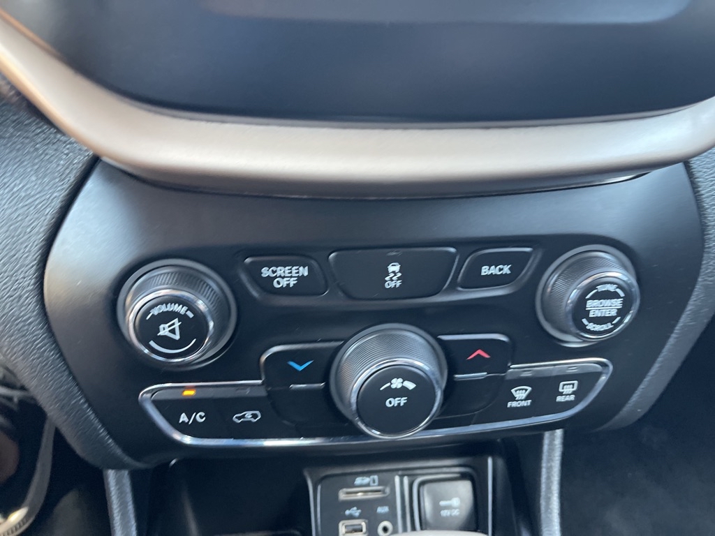 Photo 16 of this JEEP CHEROKEE