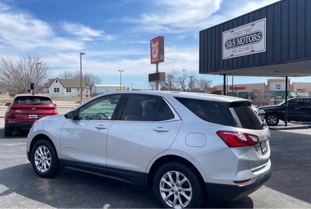 Photo 3 of this CHEVROLET EQUINOX