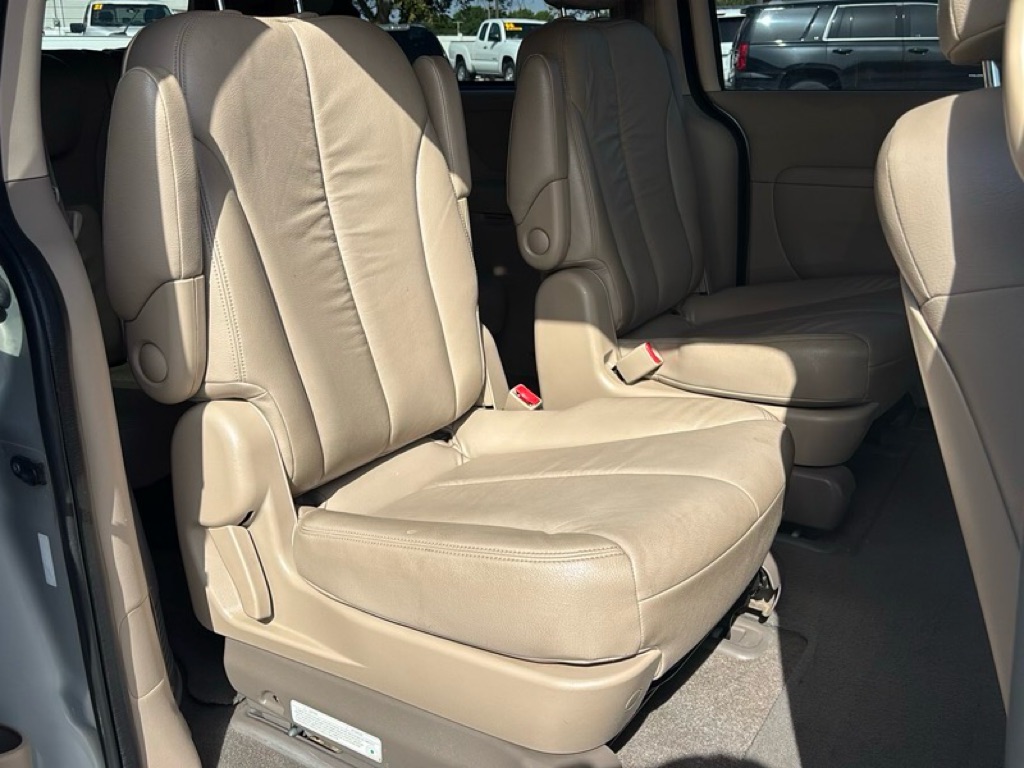 Photo 19 of this KIA SEDONA