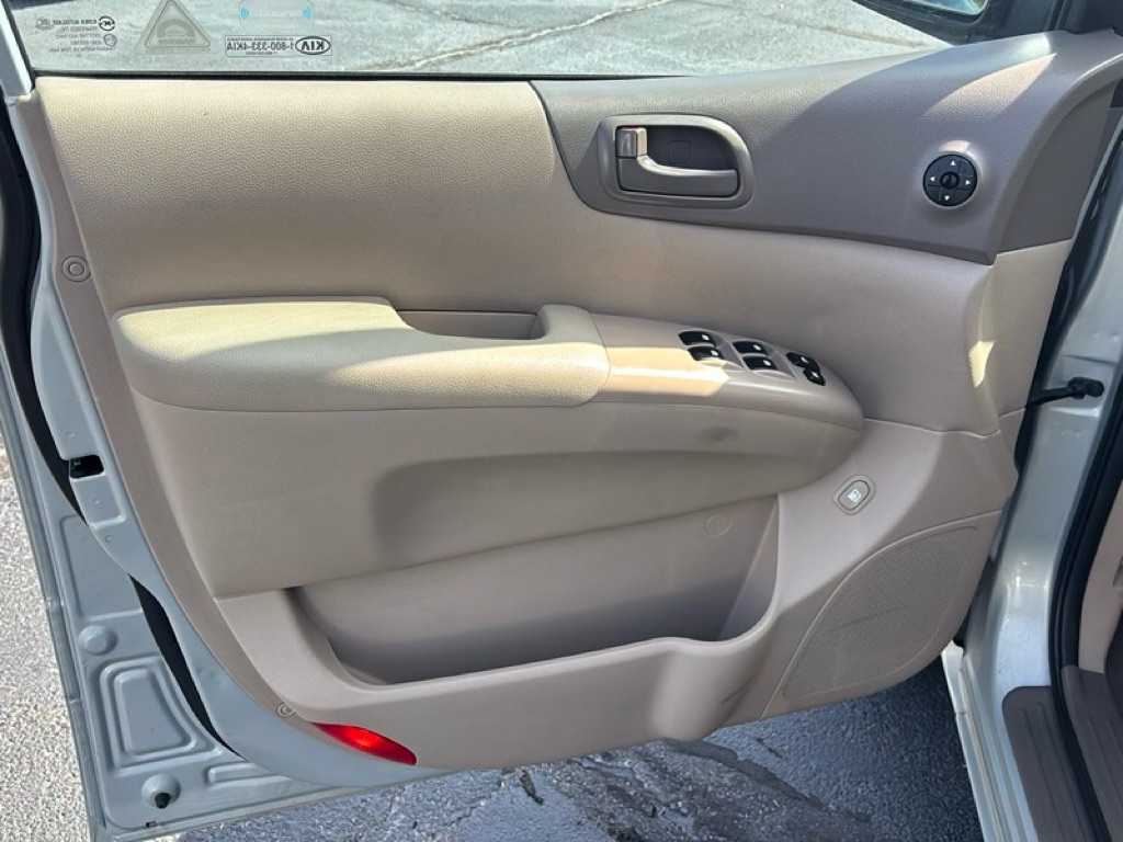 Photo 16 of this KIA SEDONA