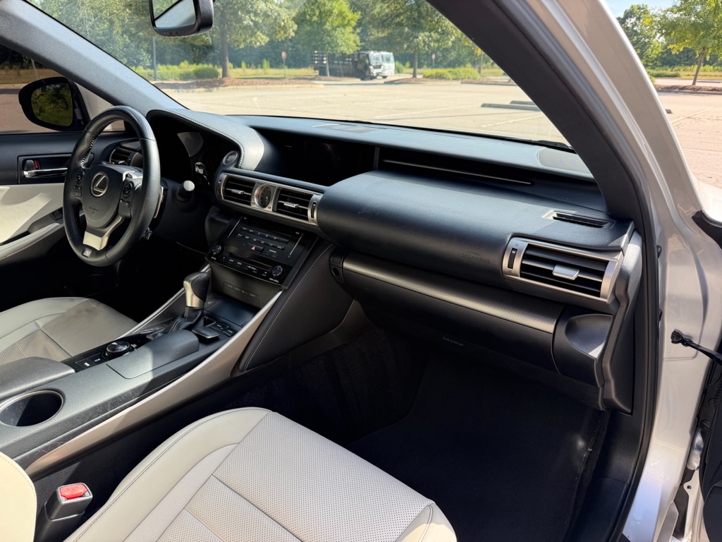 Photo 26 of this LEXUS IS