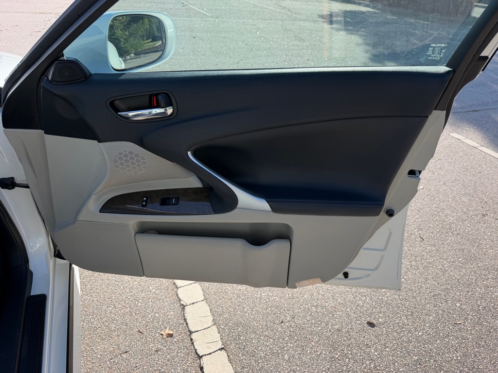 Photo 28 of this LEXUS IS