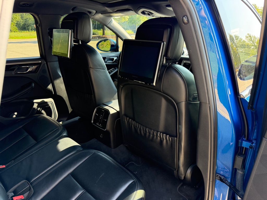 Photo 24 of this PORSCHE MACAN