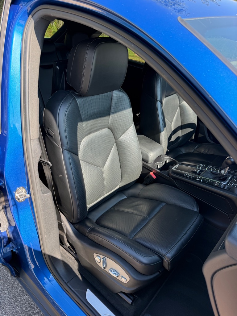Photo 28 of this PORSCHE MACAN