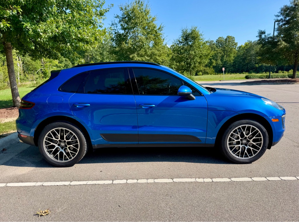 Photo 4 of this PORSCHE MACAN