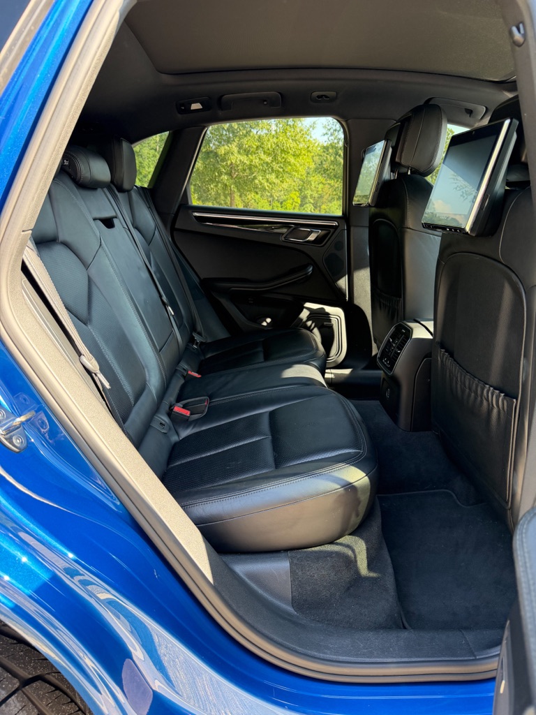 Photo 22 of this PORSCHE MACAN