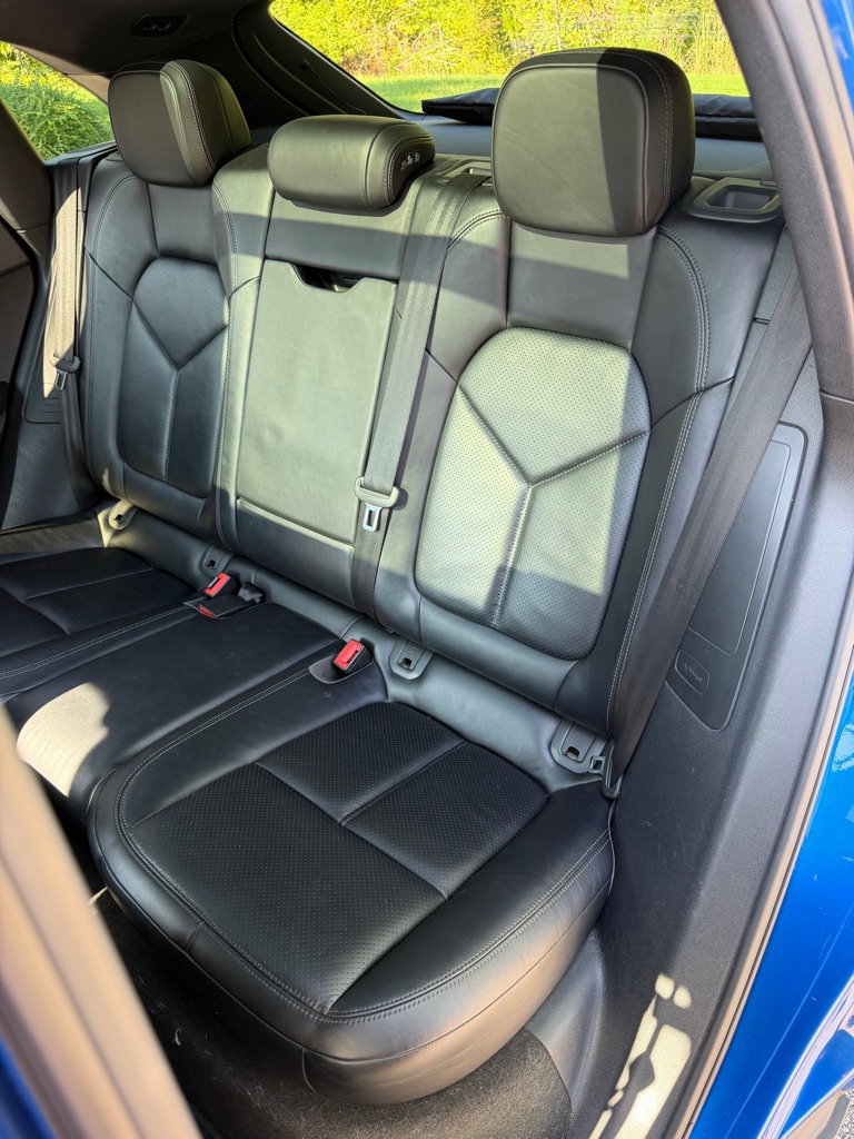 Photo 15 of this PORSCHE MACAN