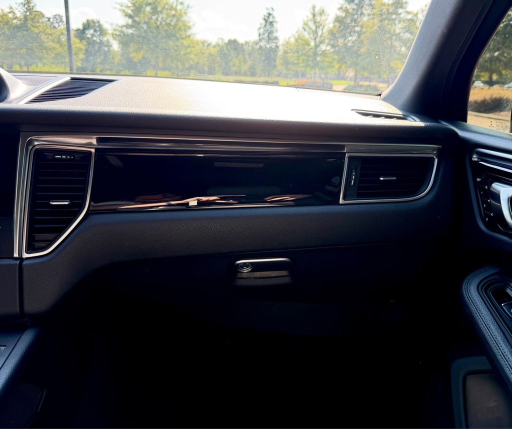 Photo 21 of this PORSCHE MACAN