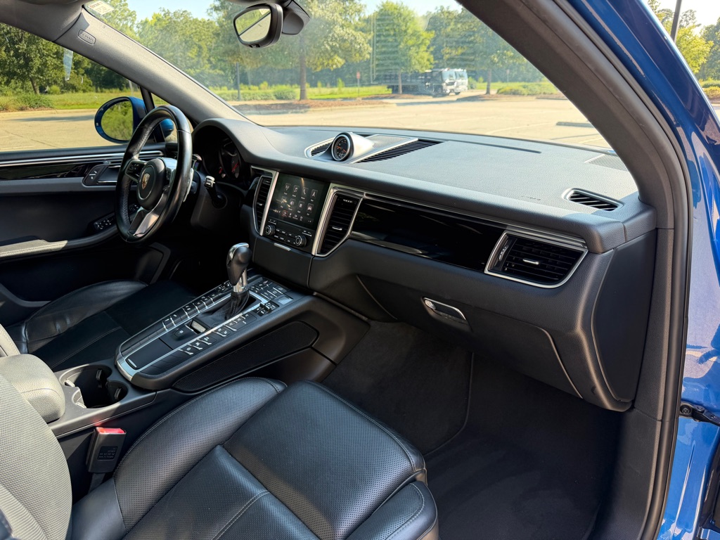 Photo 29 of this PORSCHE MACAN