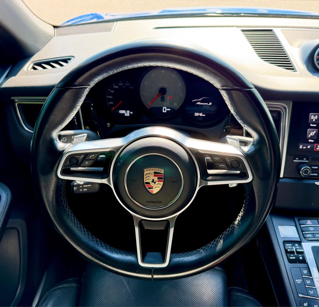 Photo 19 of this PORSCHE MACAN