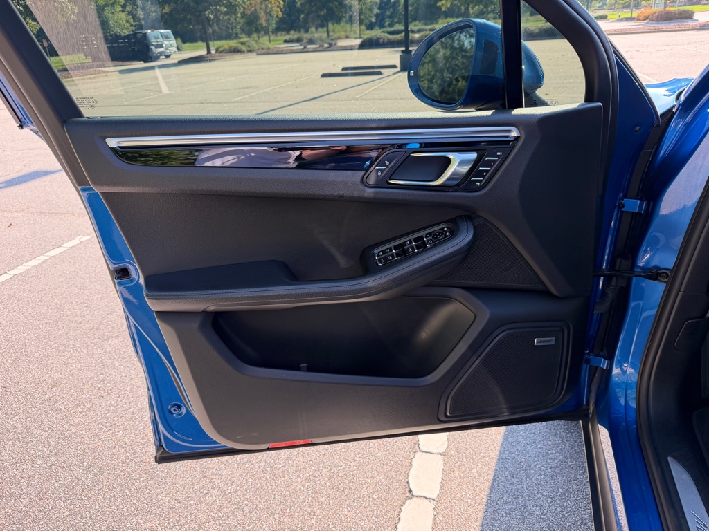 Photo 13 of this PORSCHE MACAN