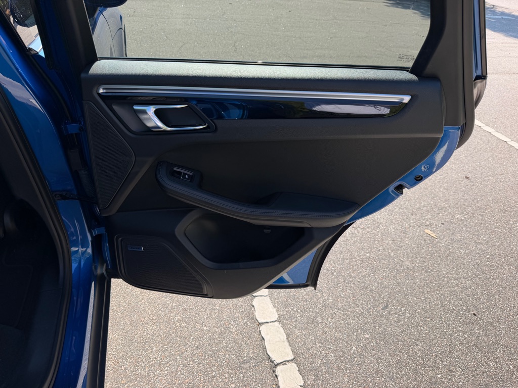 Photo 25 of this PORSCHE MACAN