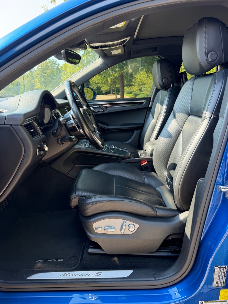Photo 10 of this PORSCHE MACAN
