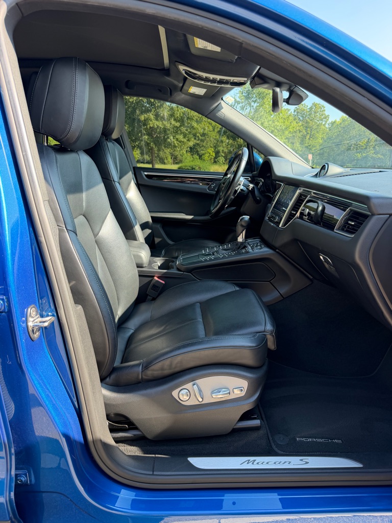 Photo 27 of this PORSCHE MACAN