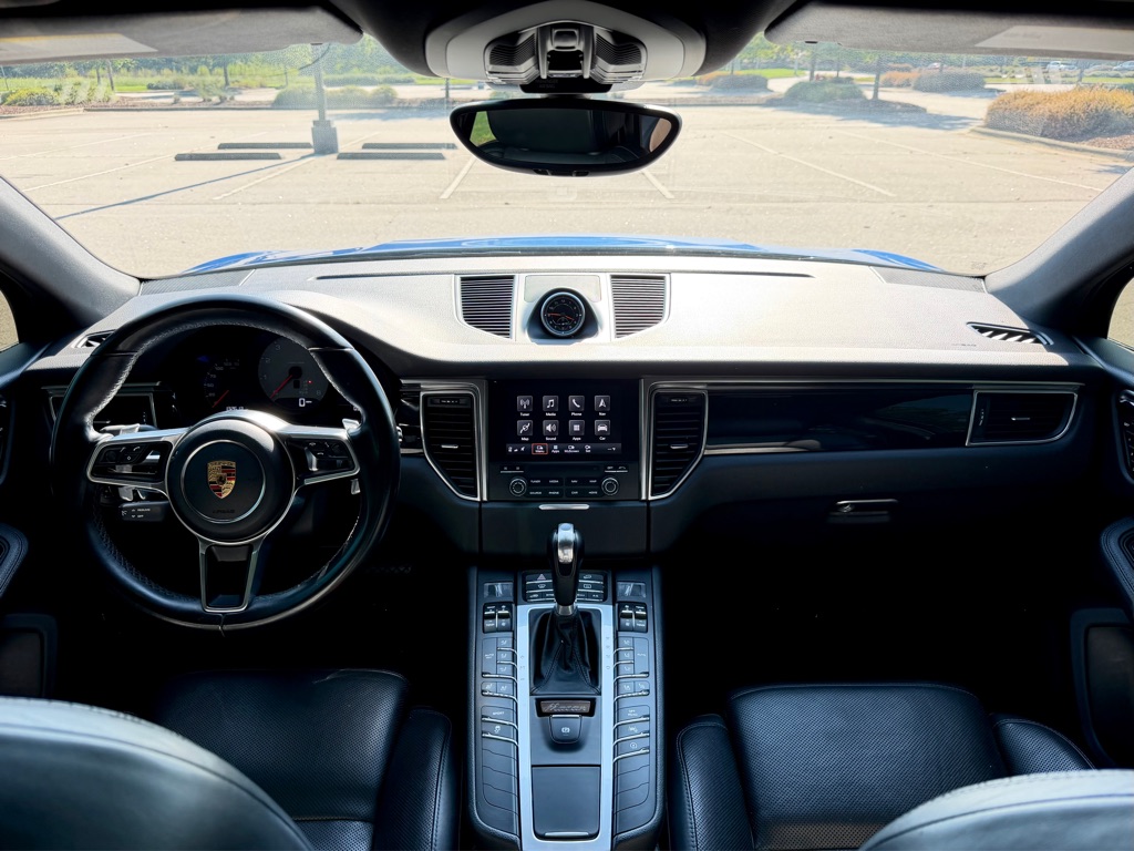Photo 18 of this PORSCHE MACAN