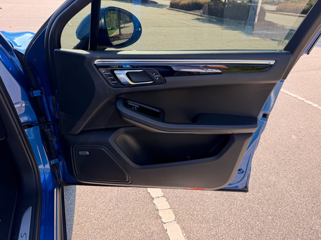 Photo 30 of this PORSCHE MACAN