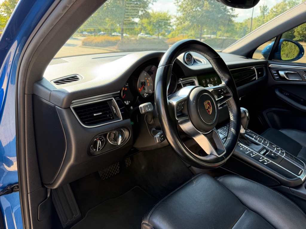 Photo 12 of this PORSCHE MACAN