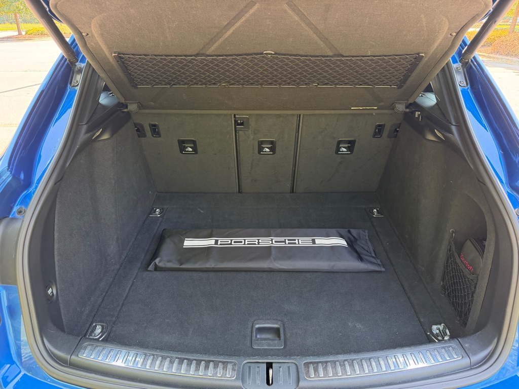 Photo 31 of this PORSCHE MACAN