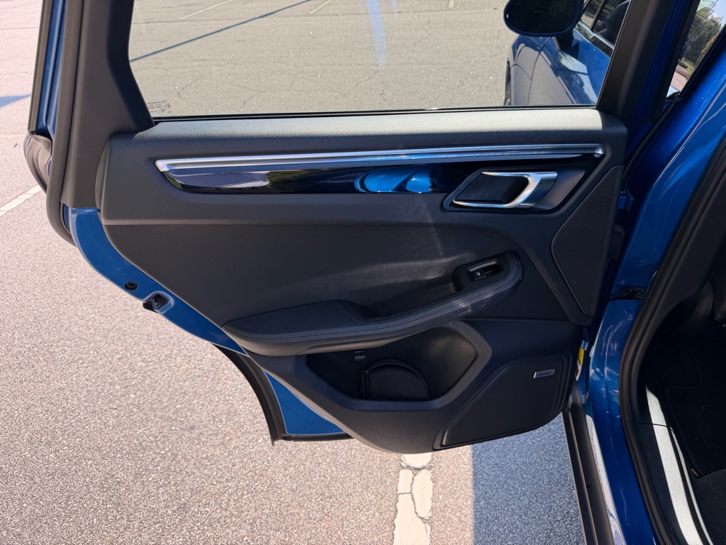 Photo 17 of this PORSCHE MACAN