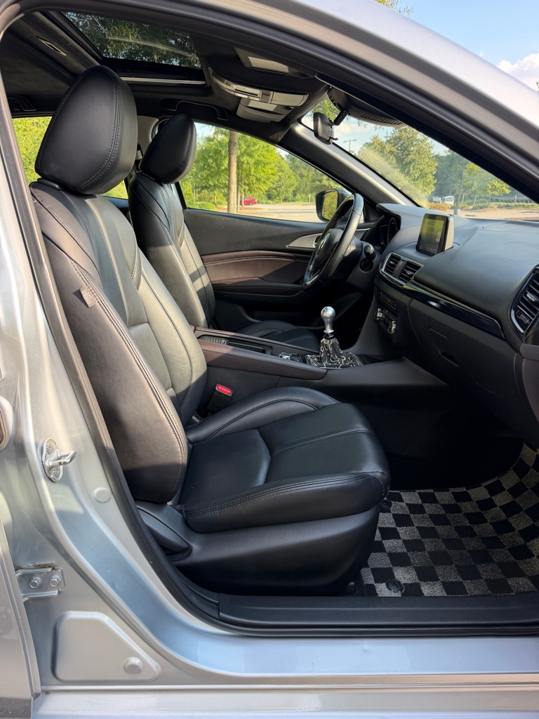 Photo 25 of this MAZDA 3