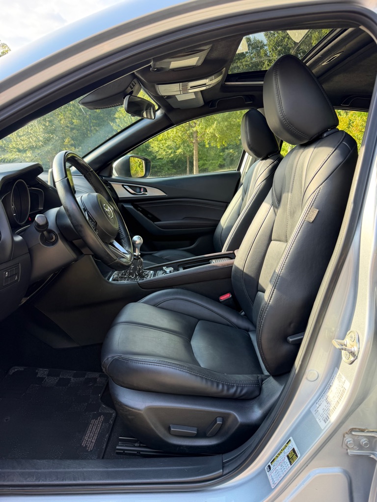 Photo 10 of this MAZDA 3