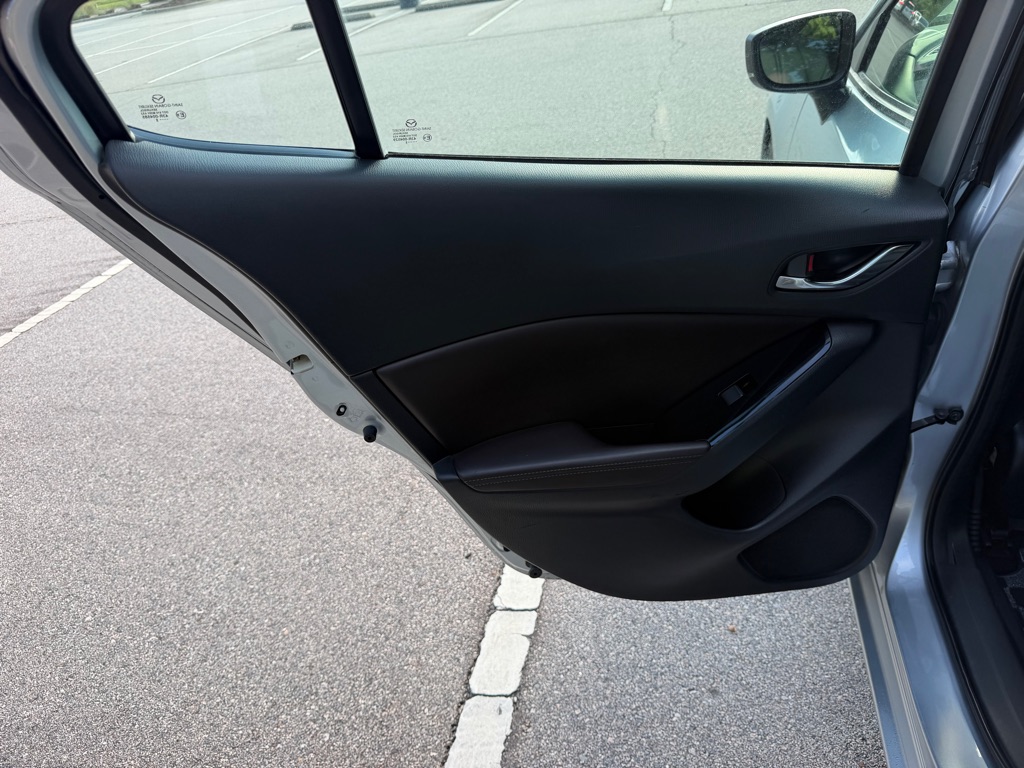 Photo 17 of this MAZDA 3